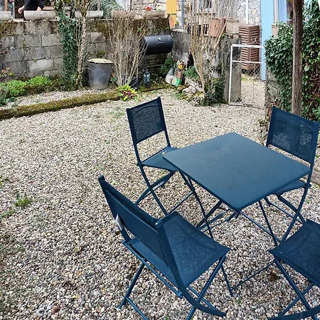 Au Bord De La Riviere