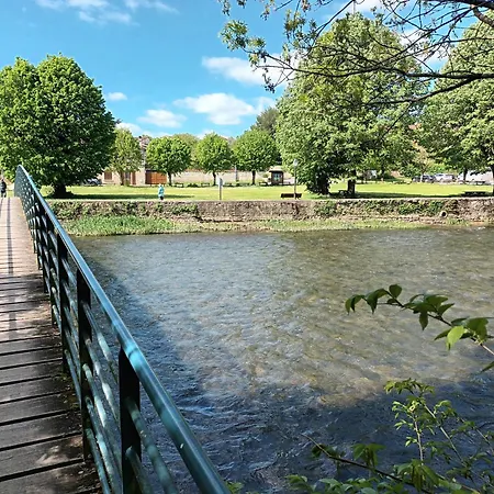 Au Bord De La Riviere